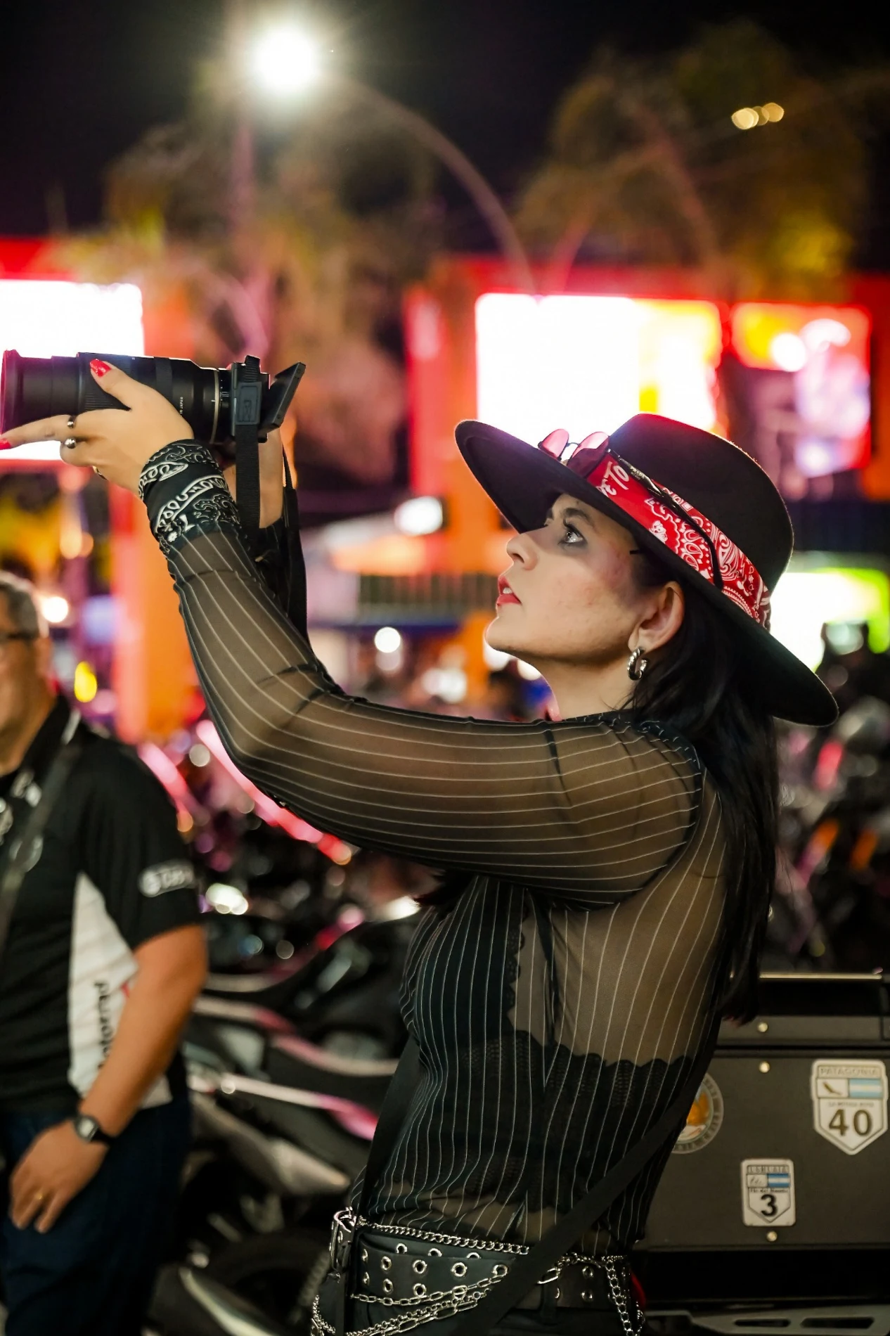 Carol registrando os detalhes de um encontro de motociclistas